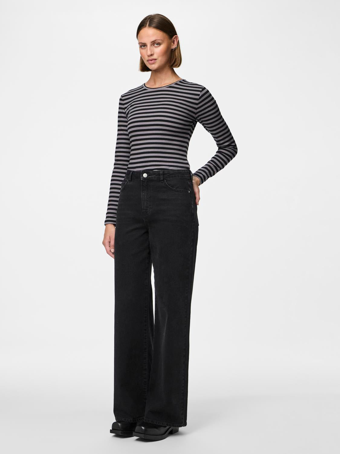 model_shot-front_full